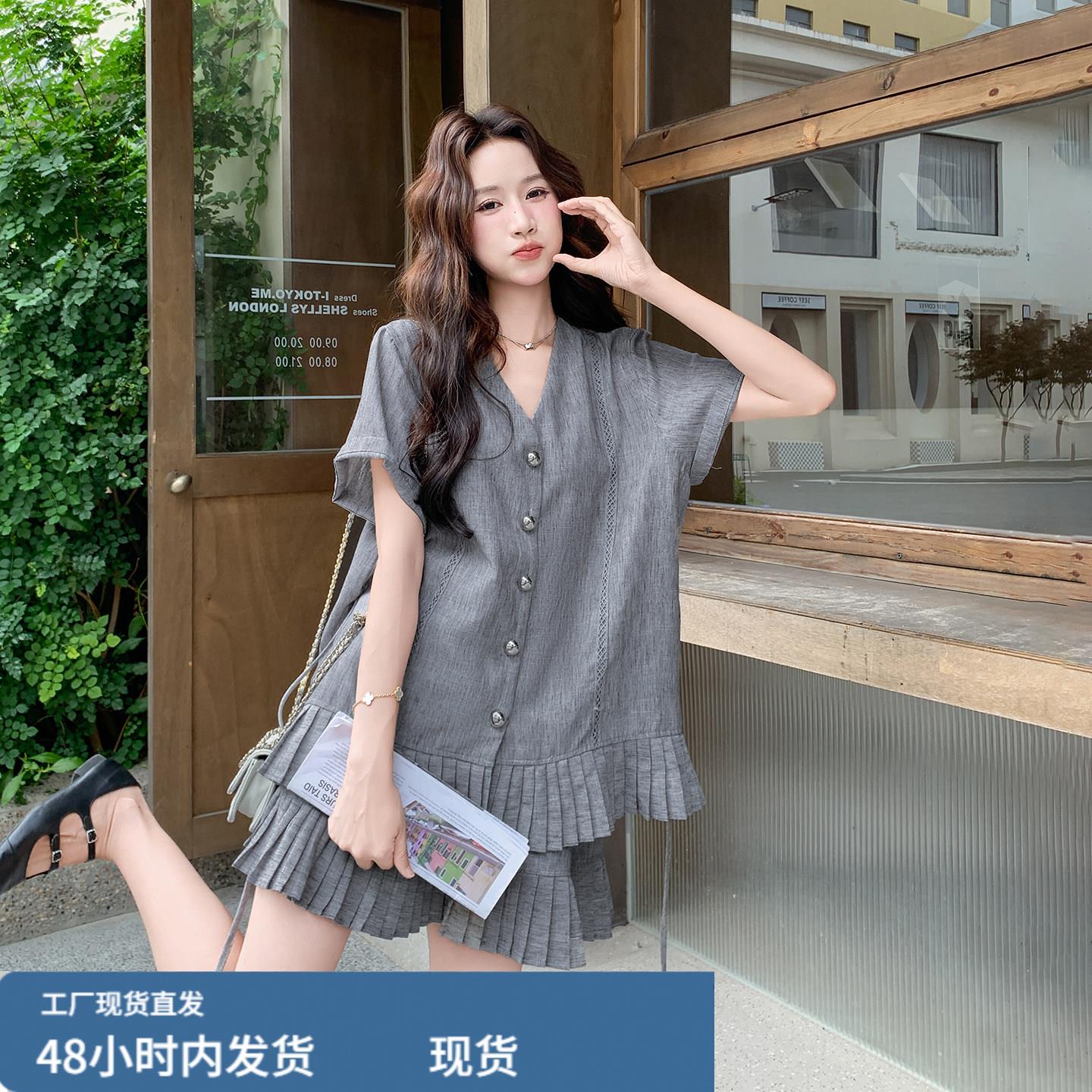 灰色韩系淡人高知套装女2026夏季新款百褶拼接V领上衣裙裤两件套