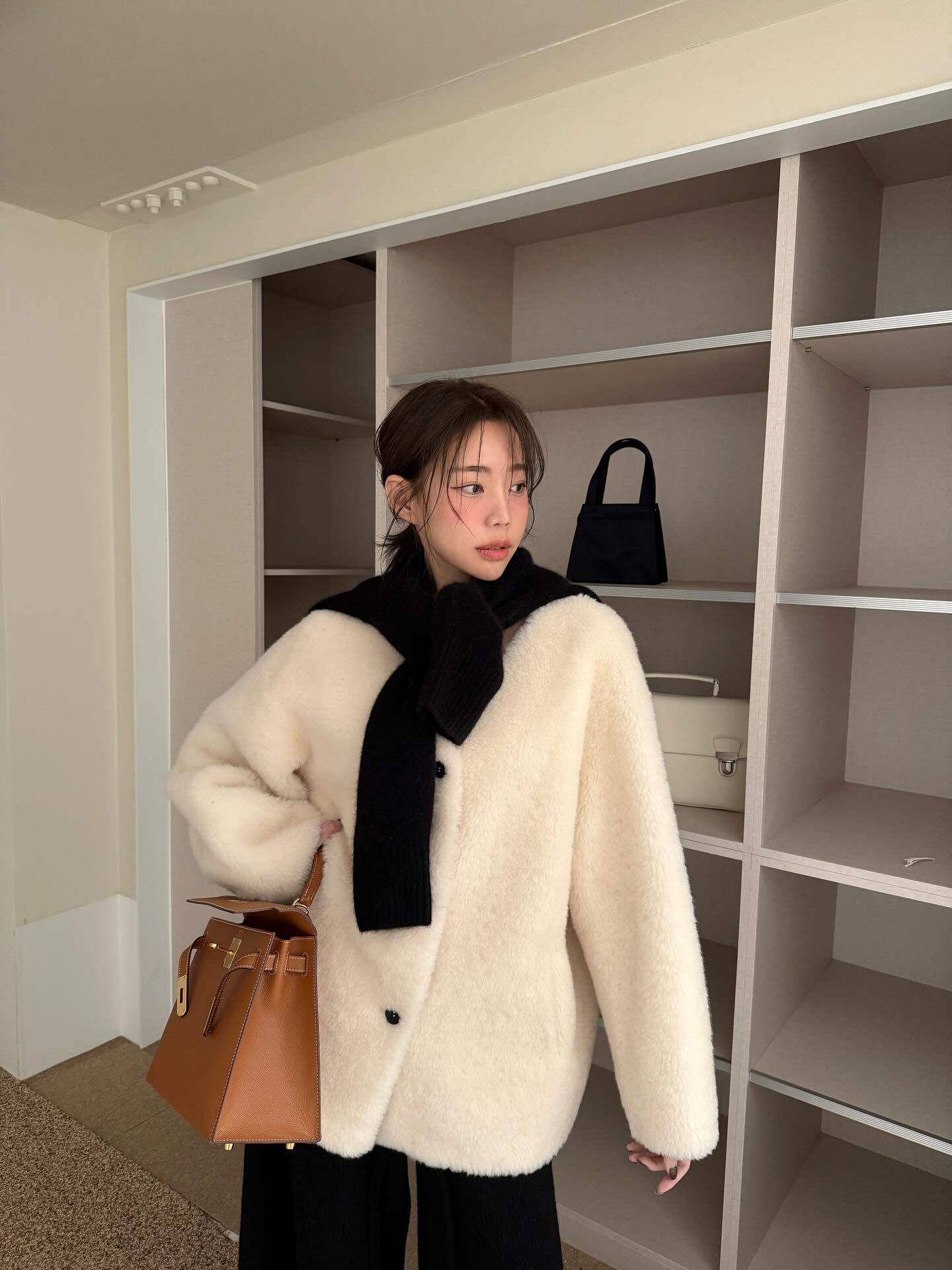 月白纪事 仿羊羔毛绒外套女宽松V领软糯保暖短款毛毛外套秋冬新款