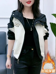 加绒加厚连帽短外套女秋冬季2025年新款小个子冲锋衣时尚夹克上衣