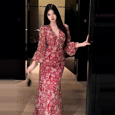 法式复古碎花v领连衣裙子女早秋2025新款茶歇微胖独特漂亮掐腰裙