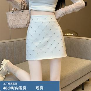 白色重工菱格烫钻短裙女2026新款春秋高级感小香风a字包臀半身裙