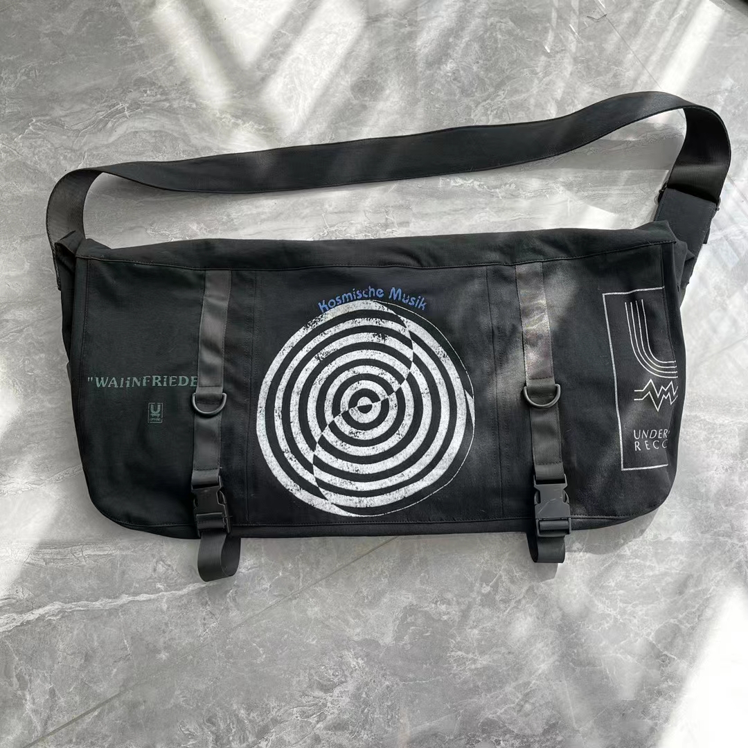 『现货』Undercover 06ssT期漩涡挎包 做旧印花单肩邮差包