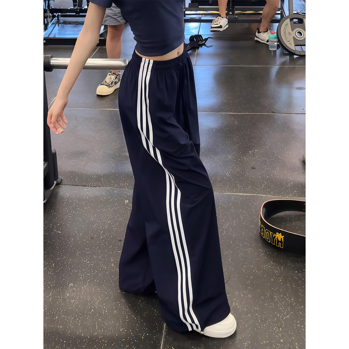 藏青色运动风休闲裤子女夏季2026新款显瘦直筒三杠速干阔腿束脚裤图片