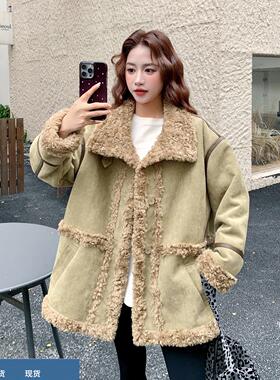 绿色保暖撞色翻领皮毛一体外套女2025冬季新款韩版时尚羊羔毛棉衣