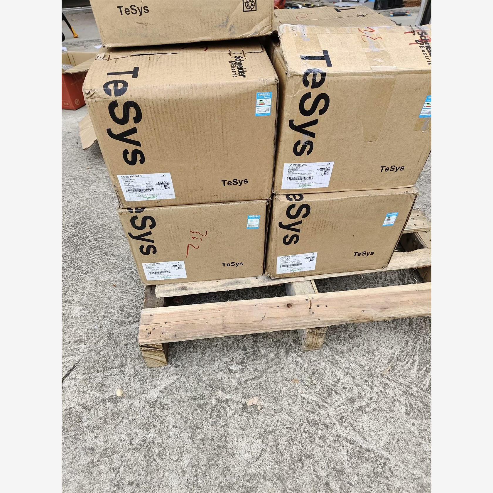 施耐德LC1D300M7C接触器，线圈220V，数量10台，议价