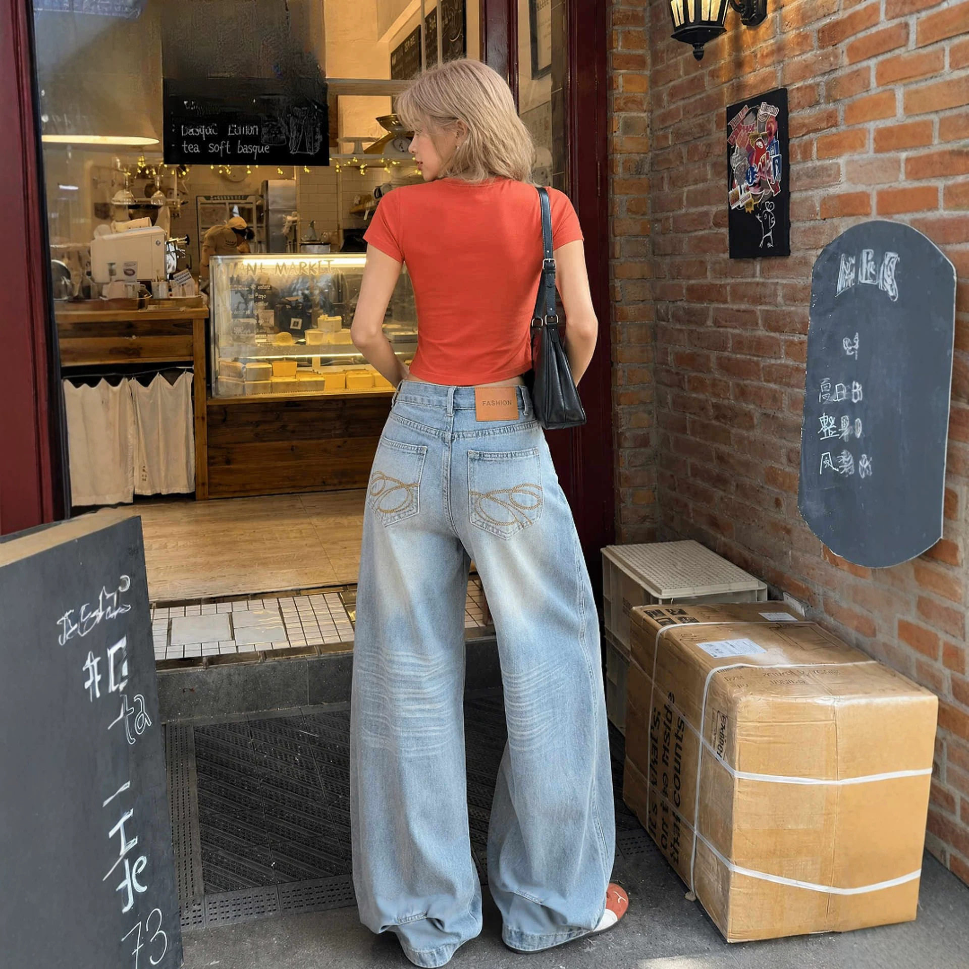 复古浅蓝色阔腿弯刀牛仔裤女2026新款浅色刺绣褶皱宽松直筒长裤子