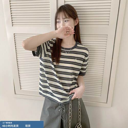 夏季女士简约风条纹冰丝针织短袖t恤女2026新款短款小个子上衣
