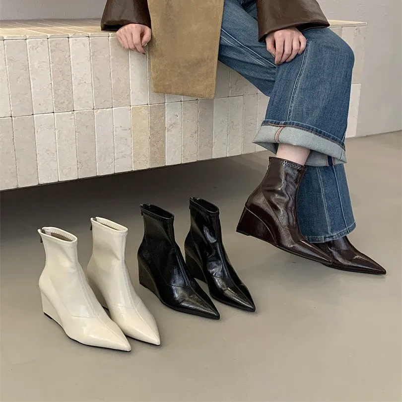 小众内增高马丁靴秋冬季时尚气质显瘦尖头坡跟高跟短靴后拉链靴子
