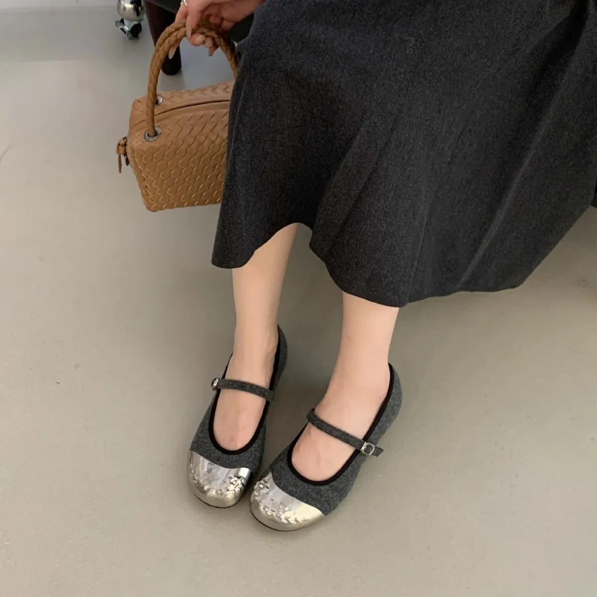 2025秋季新款呢子时尚金属头一字扣带圆头软底内增高单鞋
