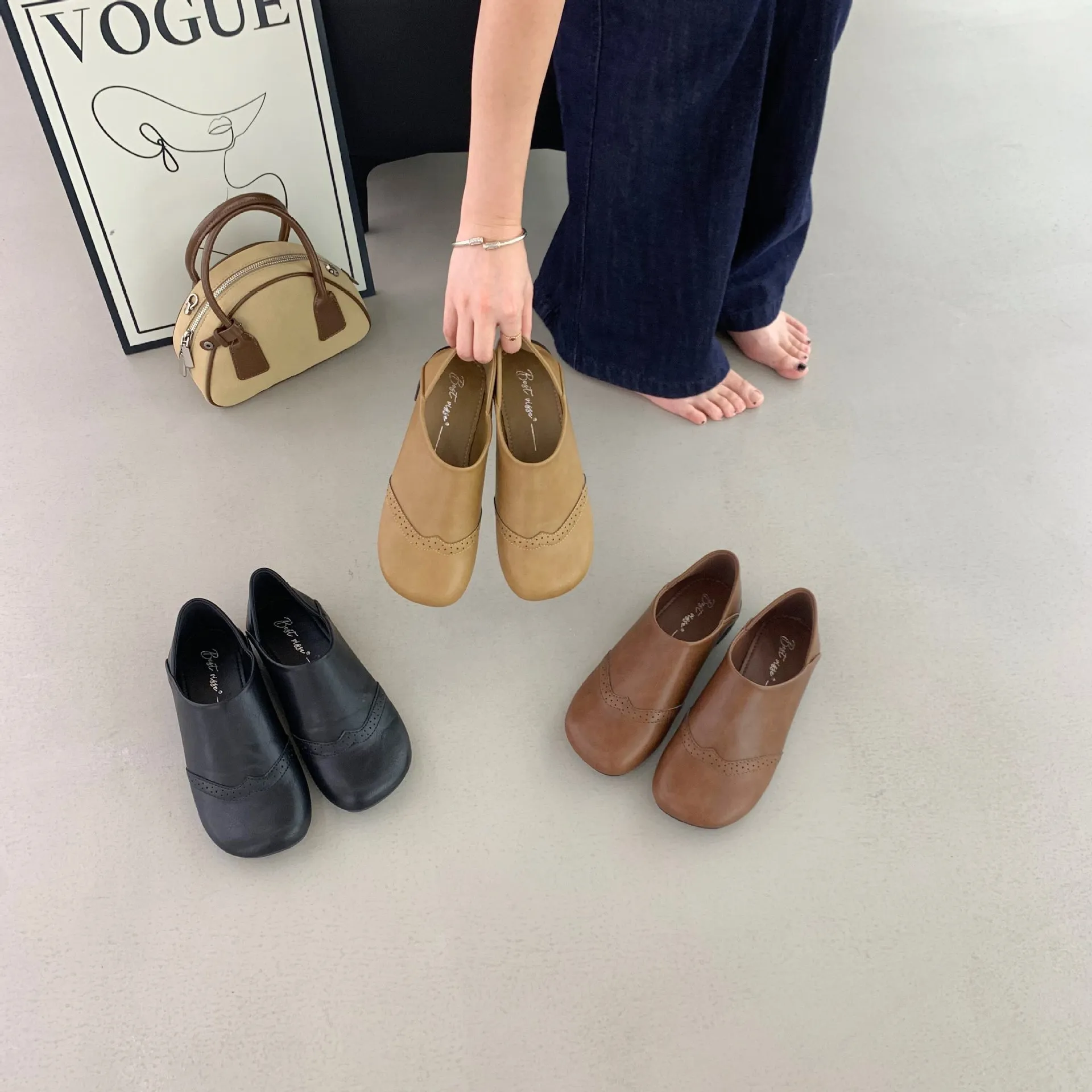 2025新款冬季时尚圆头雕花软底套脚百搭休闲时装女通勤单鞋