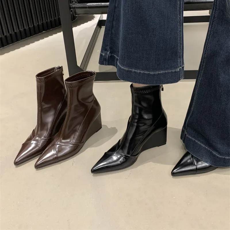 2025秋冬新款法式尖头高跟短靴女韩版百搭增高亮皮坡跟气质瘦瘦靴