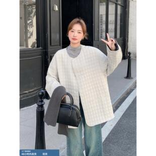 米白色时尚围巾搭配菱格羽绒服女冬季2025新款慵懒风90白鸭绒外套