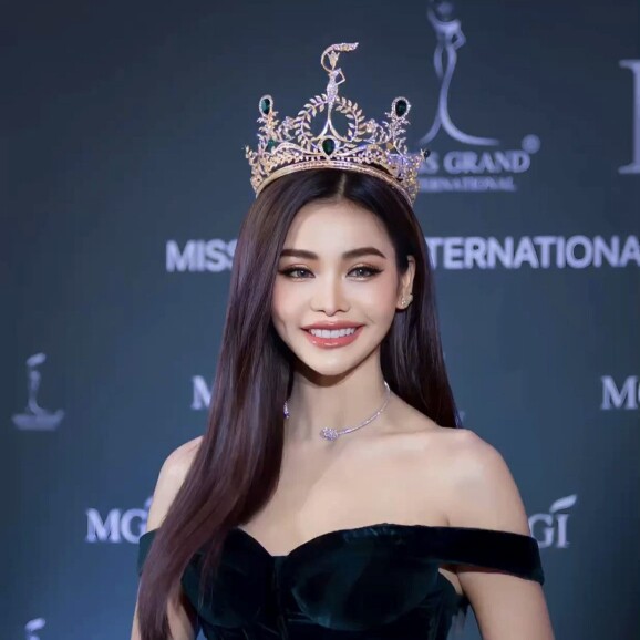 2024新款新娘王冠头饰奢华皇冠高大上走秀拍照选美婚纱摄影发冠