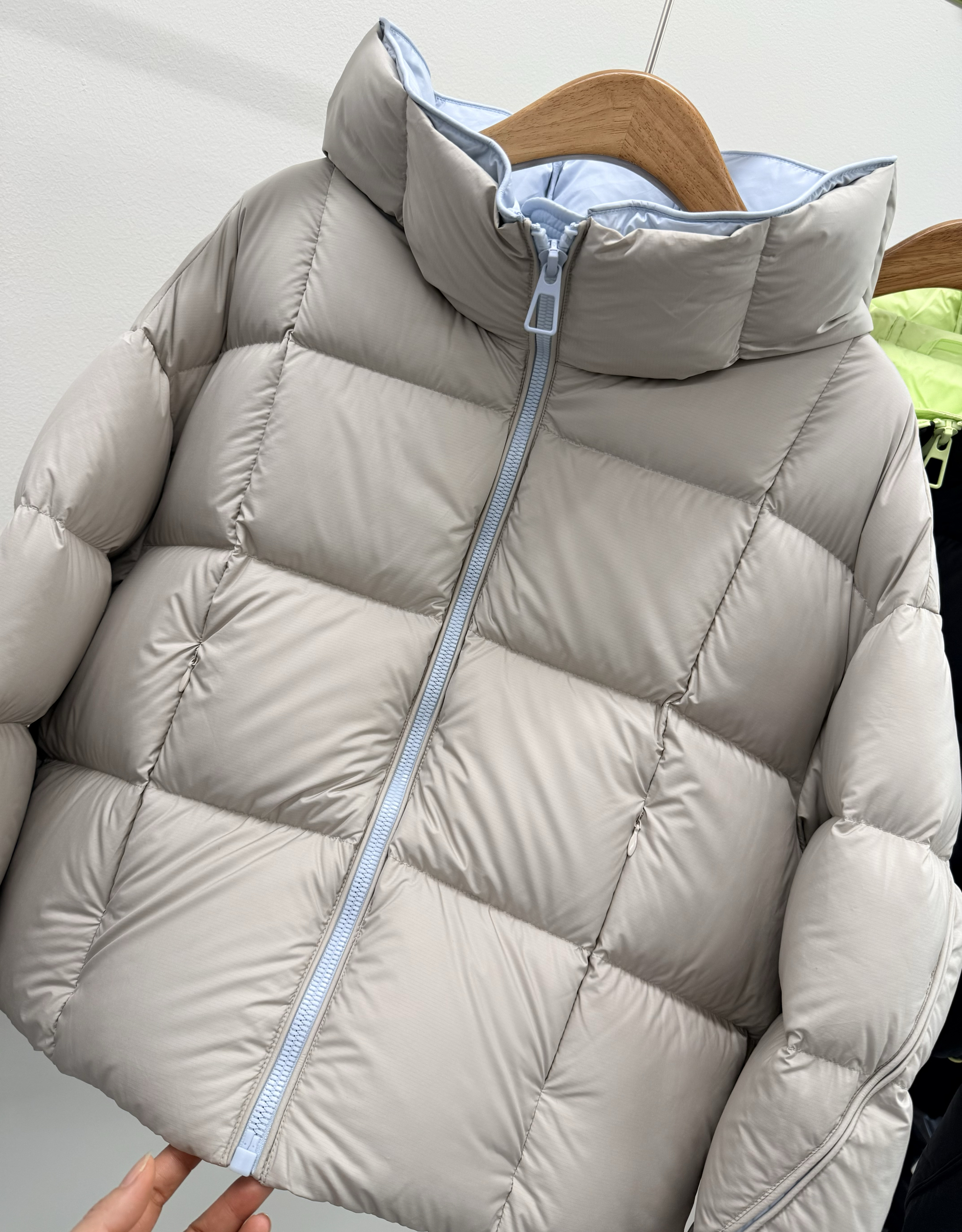 商场同款2025冬款休闲连帽短款长袖羽绒服女90白鹅绒面包服外套潮