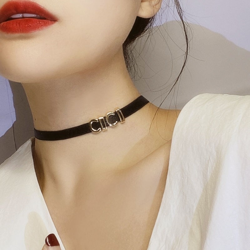 字母项链女款小众设计感黑色choker锁骨链劲链气质千金项圈颈带