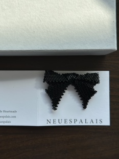 vogueess学院风编织蝴蝶结龙心同款胸针串珠重工黑色别针衣服装饰