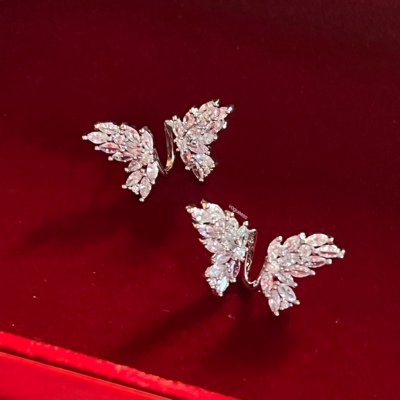 vogueess闪钻蝴蝶飞舞耳钉简约s925银针气质耳饰耳环错位时髦ins