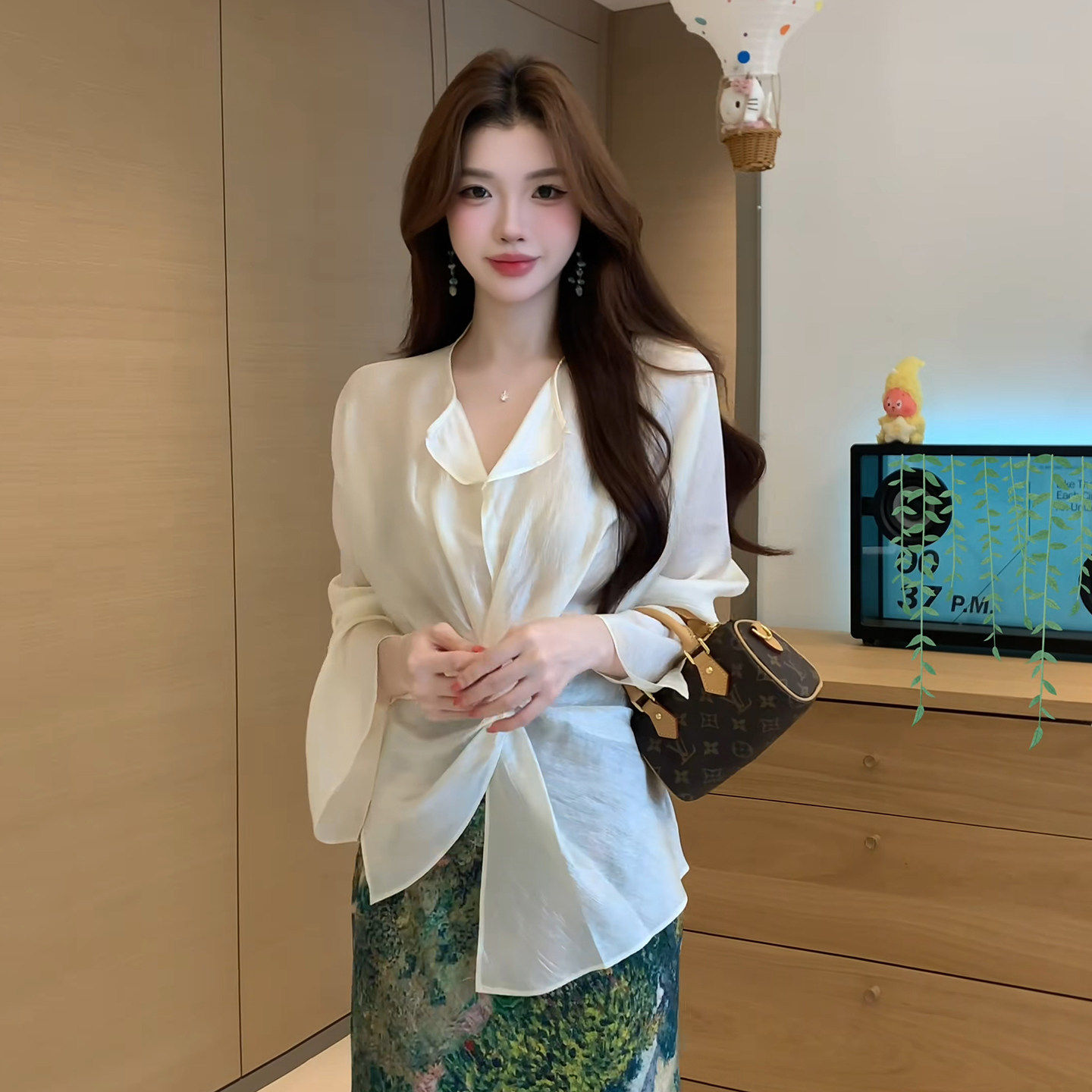 2026夏季新品韩版优雅风白色V领长袖衬衫女宽松褶皱套头小衫上衣