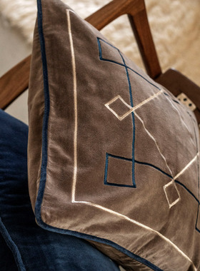 Lexington棉葡萄藤印花靠垫天鹅绒抱枕沙色刺绣腰枕混色小狗腰靠