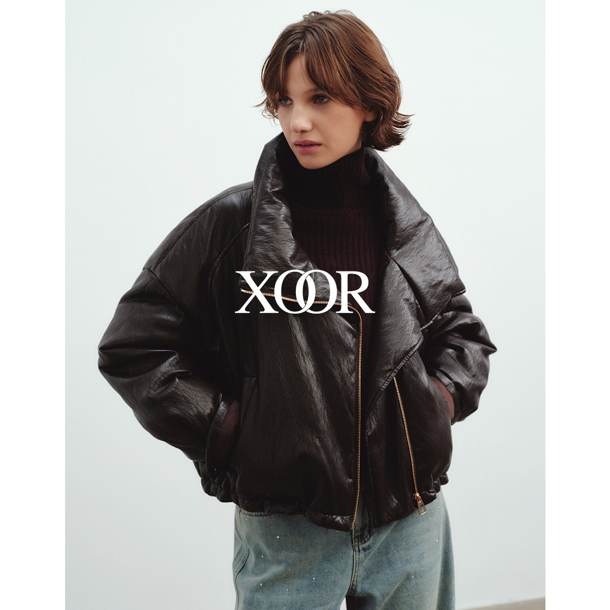 XOOR蛋白皮亮面羽绒服2025冬女高立领短款箱型90鹅绒防风保暖外套
