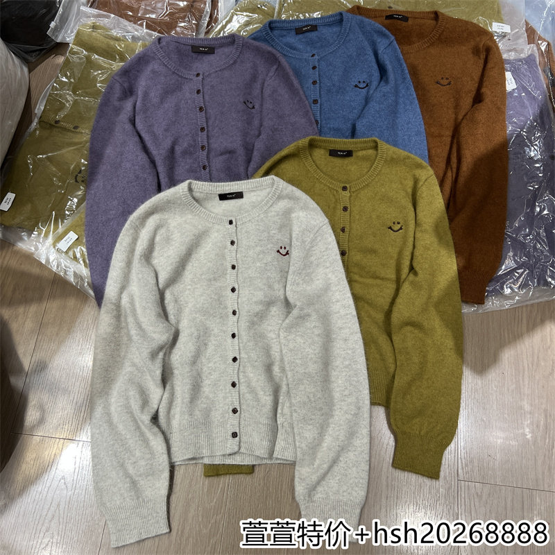 欧洲站2026冬季新款圆领笑脸刺绣单排扣针织开衫绵羊毛软适毛衣女