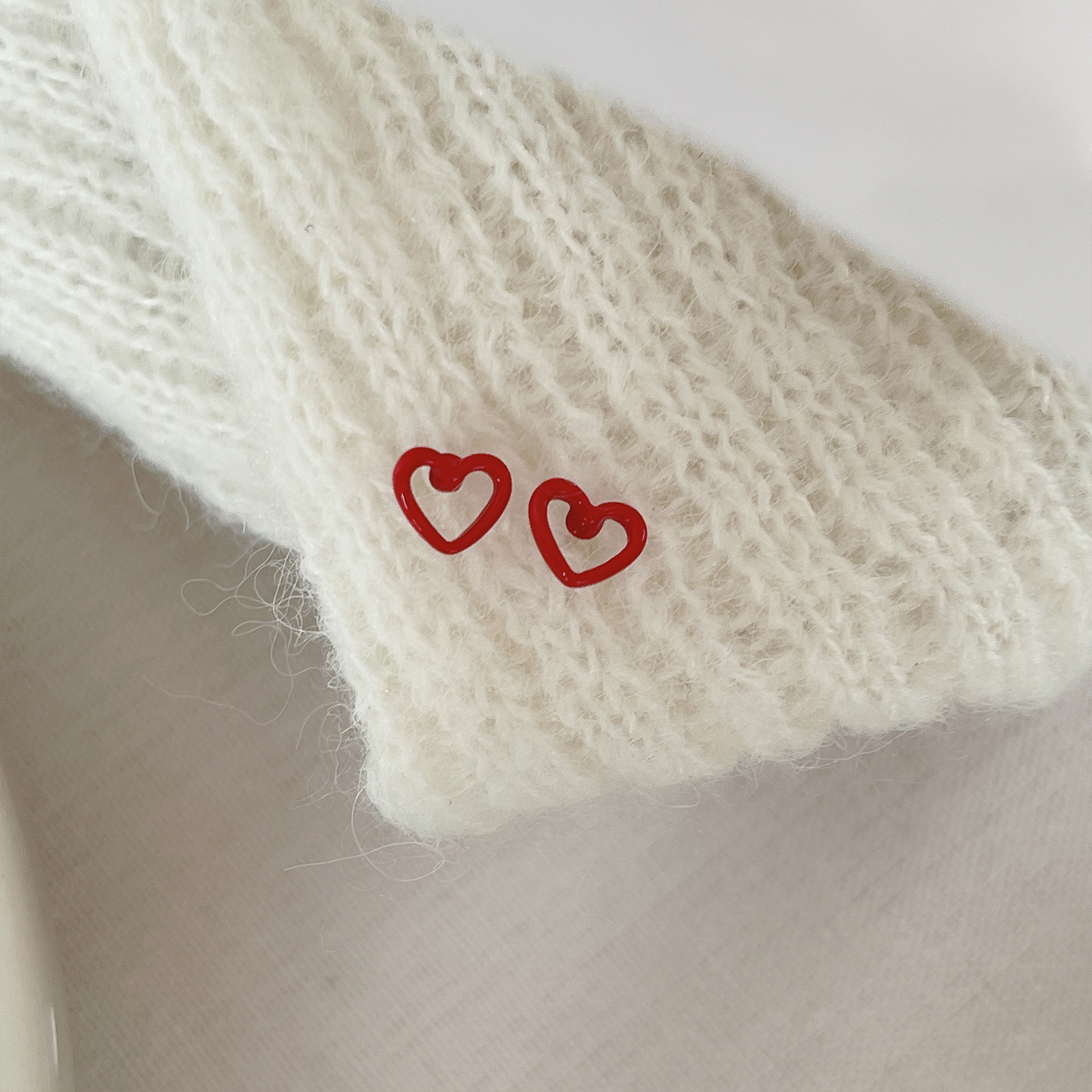 小小红色爱心耳钉简约小巧设计感镂空甜美耳环女2026年新款潮耳饰