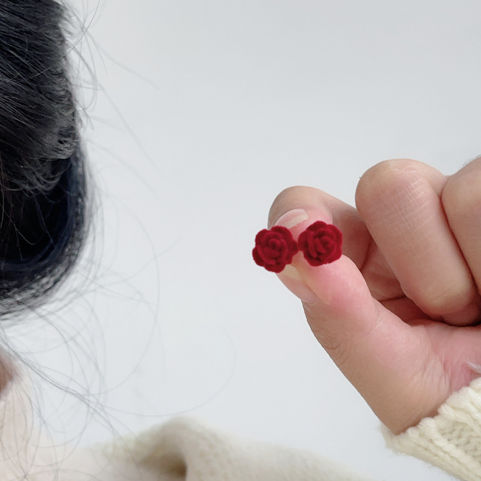 新年酒红色植绒玫瑰花耳钉女防过敏生物瓷针简约小巧百搭耳饰新款