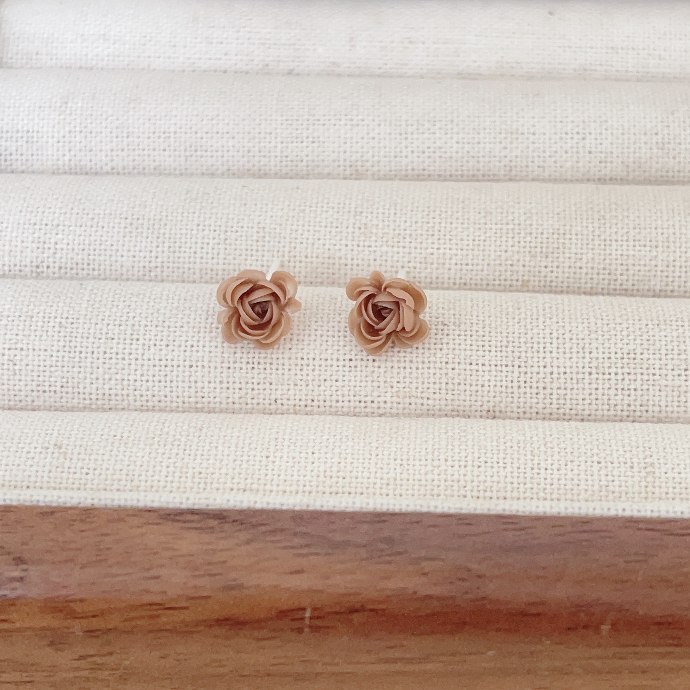 防过敏咖色小玫瑰花耳钉生物瓷针养耳洞耳环新款小巧甜美少女耳饰