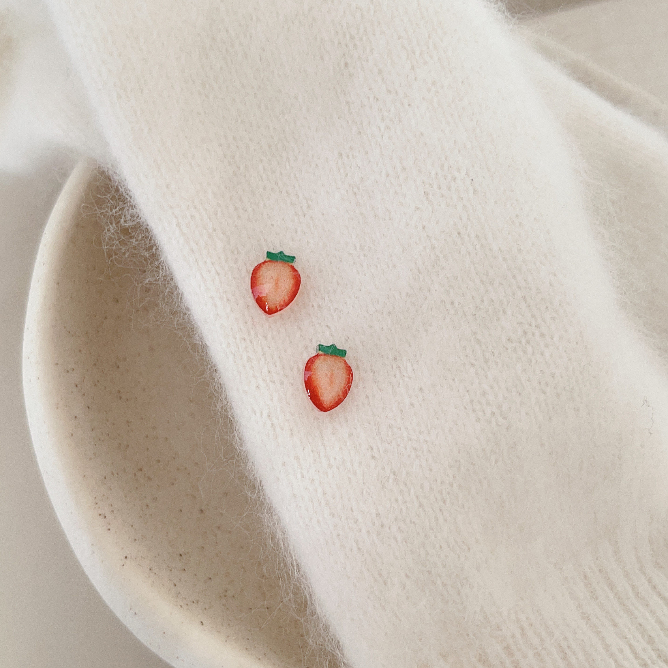 可爱小草莓防过敏耳钉生物瓷针养耳洞甜美少女心耳饰小众简约耳环