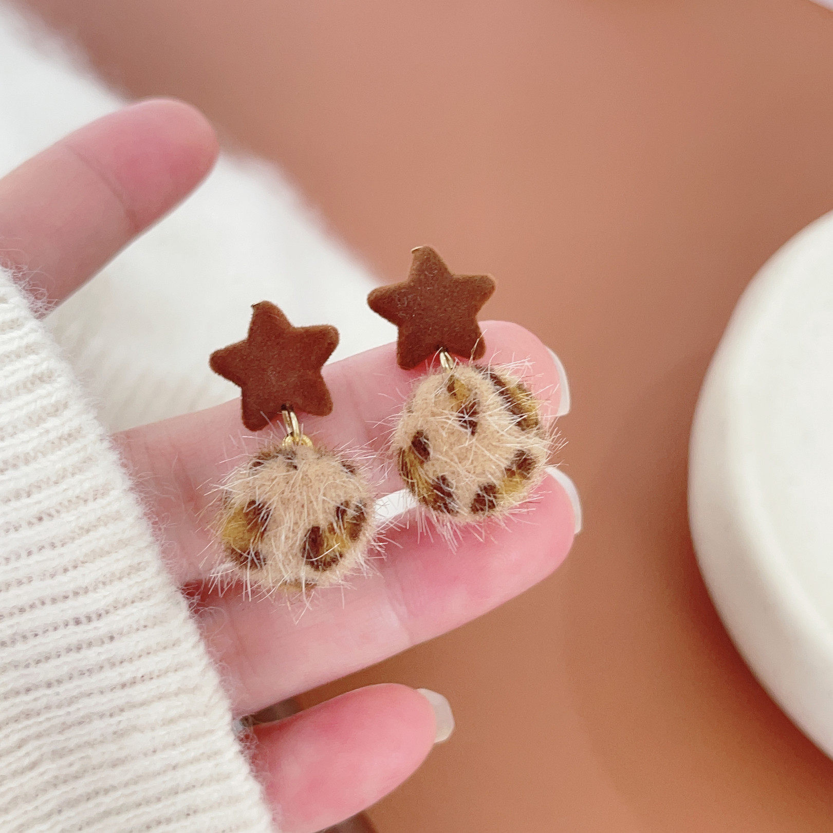 适合秋冬美拉德星星豹纹毛球耳环女小众设计感耳饰2025新款耳钉