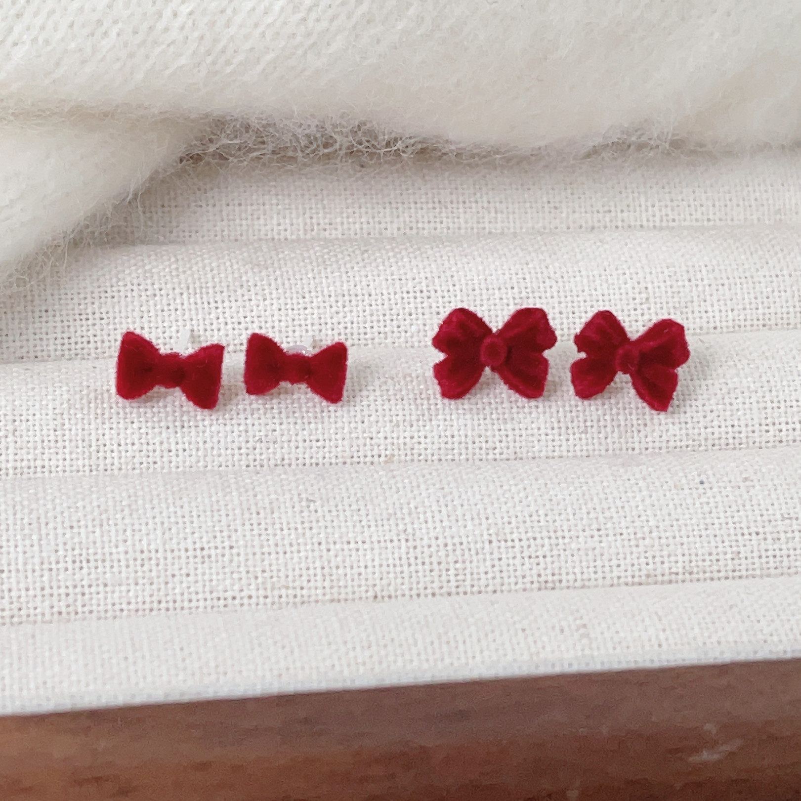 复古酒红色植绒蝴蝶结耳钉女防过敏生物瓷针简约小巧养耳新年耳饰