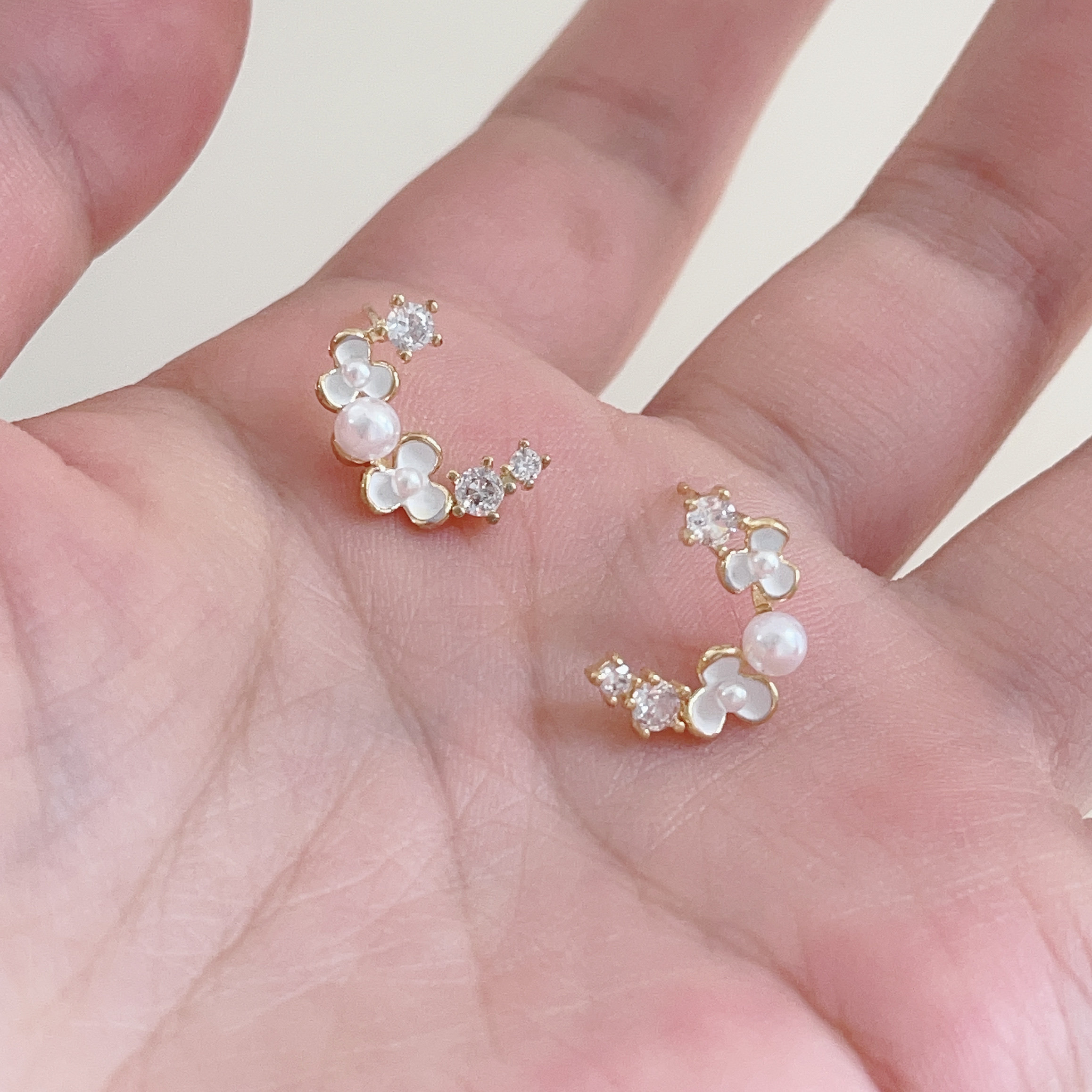 小巧精致温柔白色茉莉花耳钉小众设计感耳饰2025年新款简约耳环女