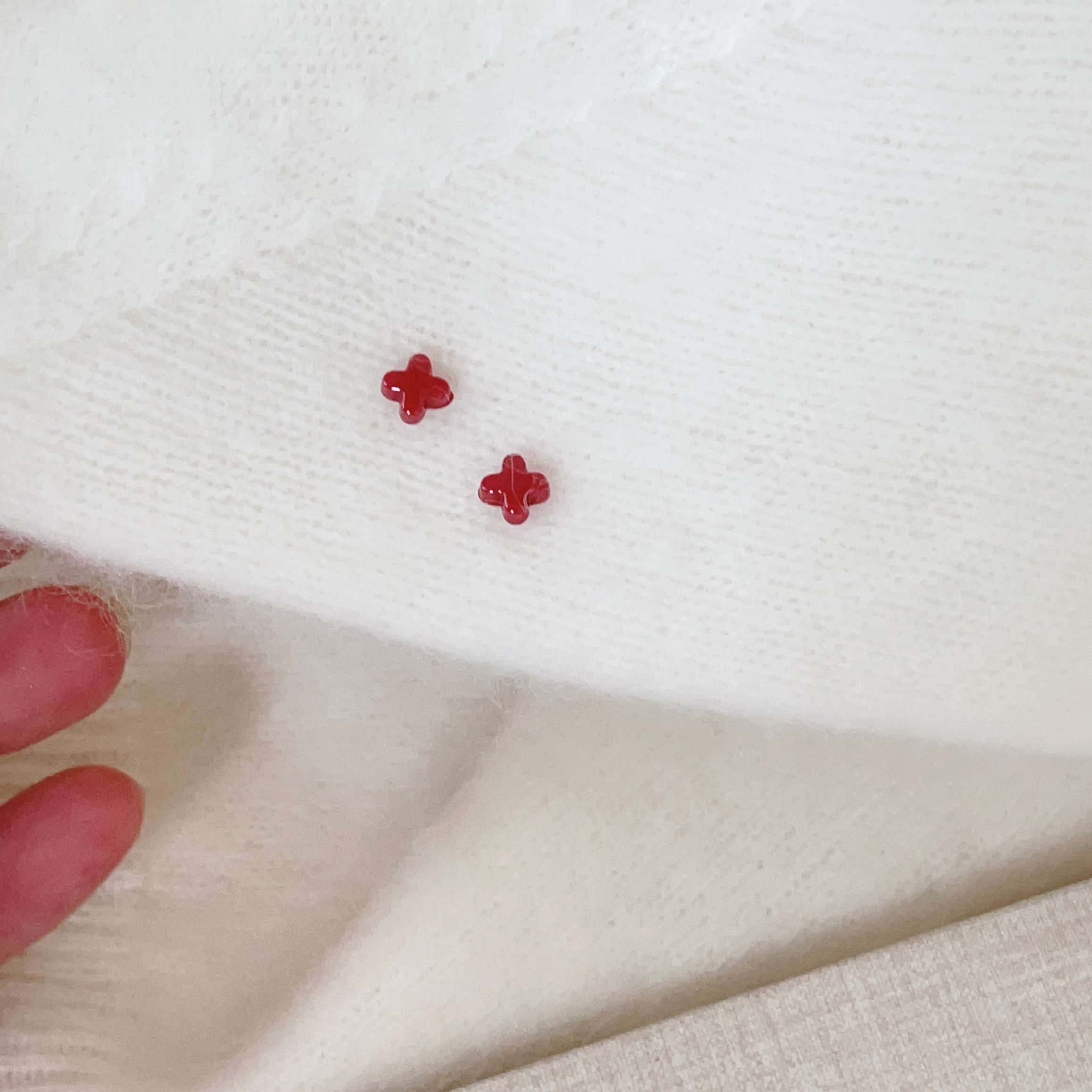 红色生物瓷耳针防过敏四叶草小耳钉女精致小巧几何养耳洞耳饰新款