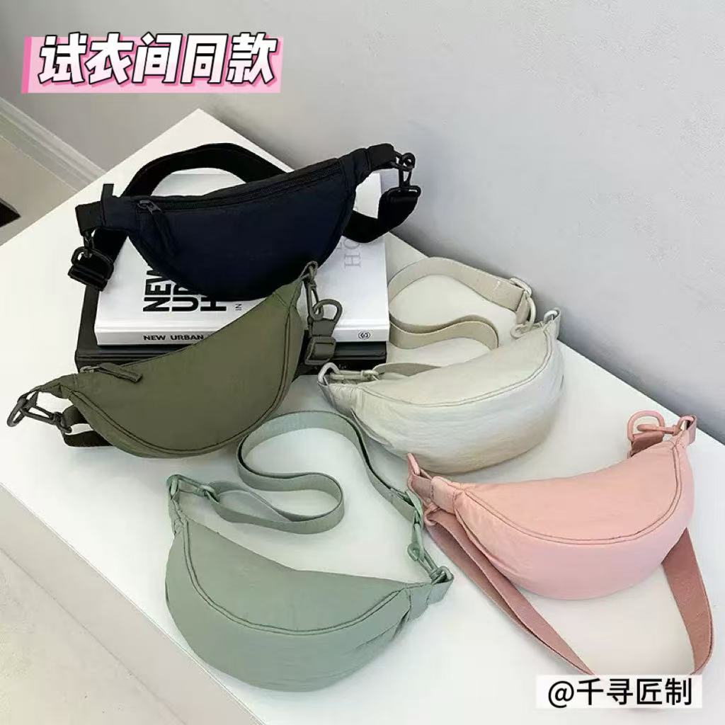 男女同款迷你饺子包轻便可调节单肩斜挎包休闲手拎包mini包腋下包