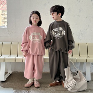 末小蒙童套装2026冬季男童女童韩版拉条字母儿童加绒加厚两件套