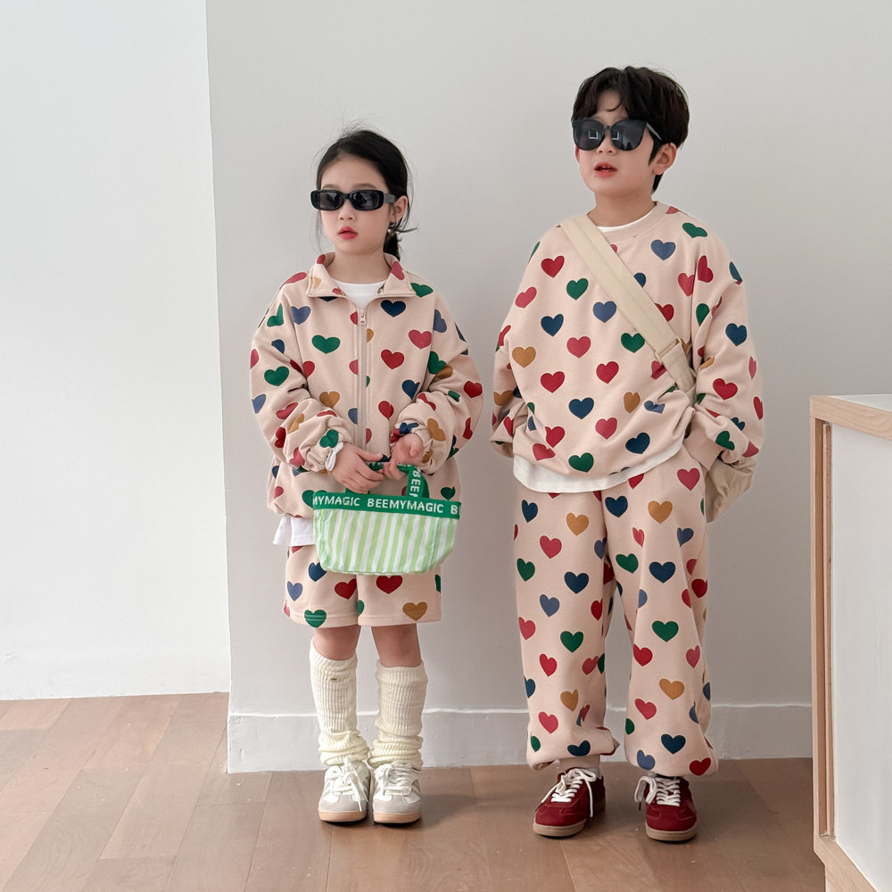 童套装2026春款男童女童韩版彩色满版爱心卫衣套装儿童拉链兄妹装