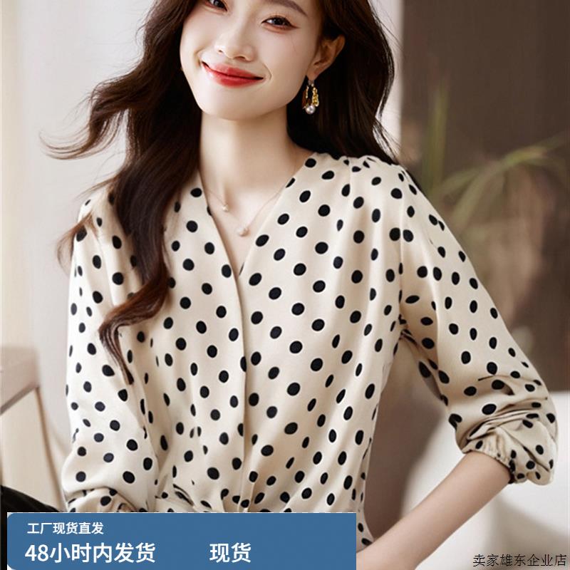 今年流行的爆款女装极简高级感穿搭2025秋冬V领休闲宽松雪纺衬衫