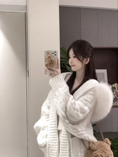 温柔白色慵懒风毛衣外套仿狐狸毛领连帽针织开衫女中长款宽松上衣