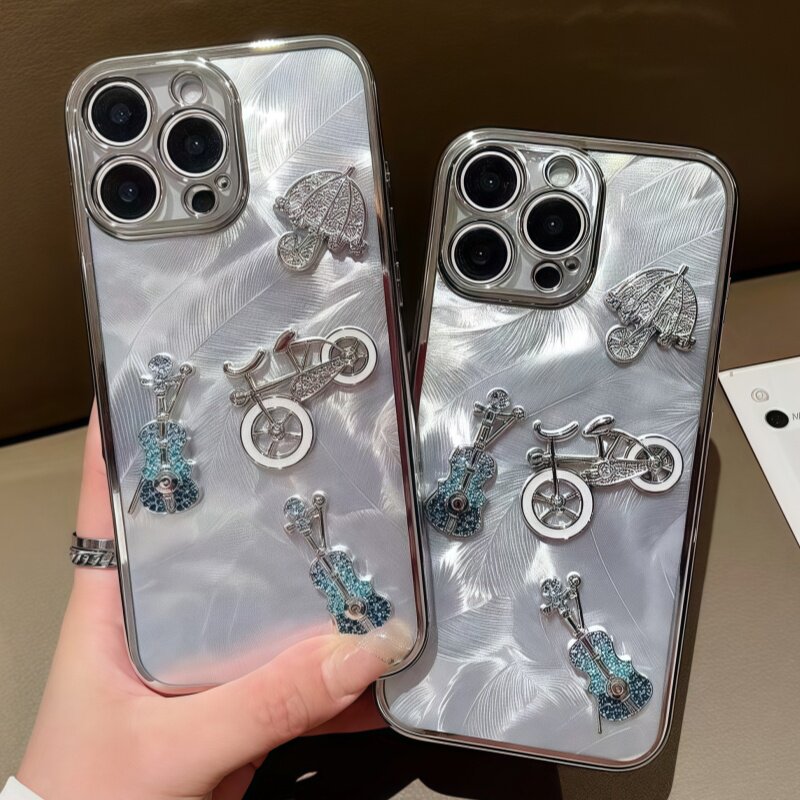 适用苹果17e Air 17ProMax 16e羽毛小提琴15Plus手机壳12Pro小单车11精孔iPhone14 13保护套电镀XR金属饰品8P