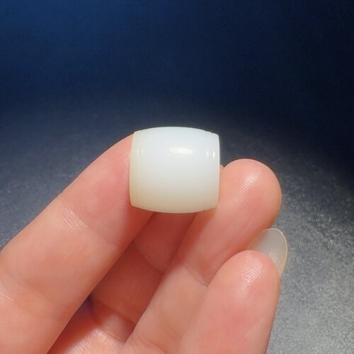 桶珠鼓珠配珠白细一级和田玉籽料留皮勒子吊坠重7.6克 尺寸15*15