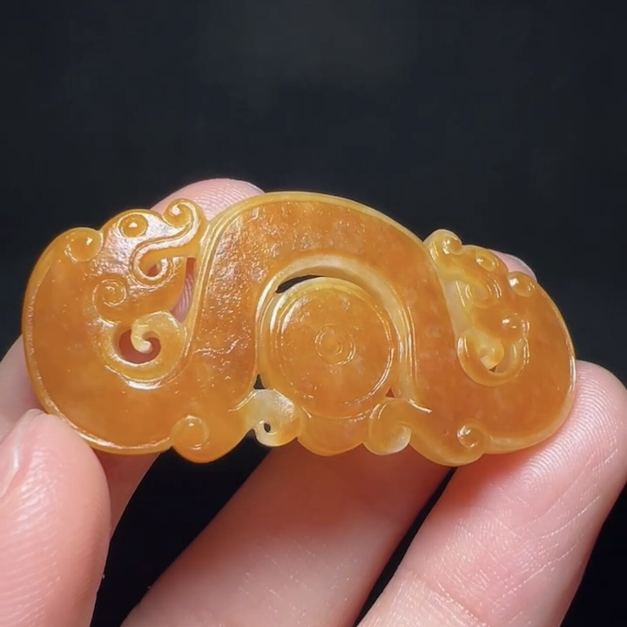 双龙护主新疆和田玉籽料黄沁皮满皮玉坠手牌皮色油润漂亮很大气