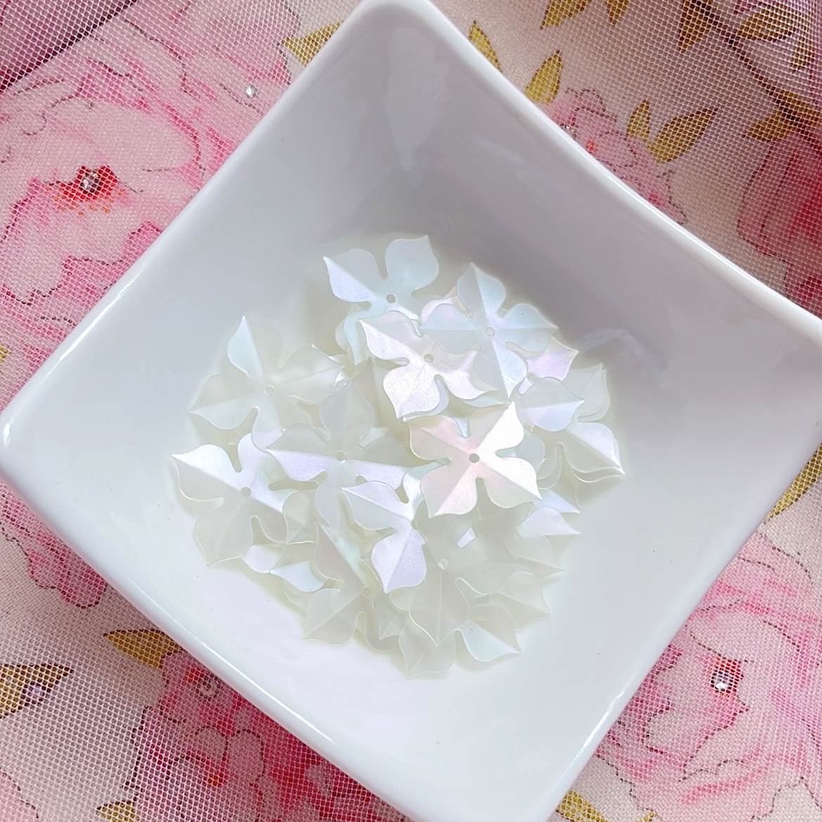 米白幻彩折痕花片风车四叶磨砂花亮片PET耐高温手工diy法式刺绣