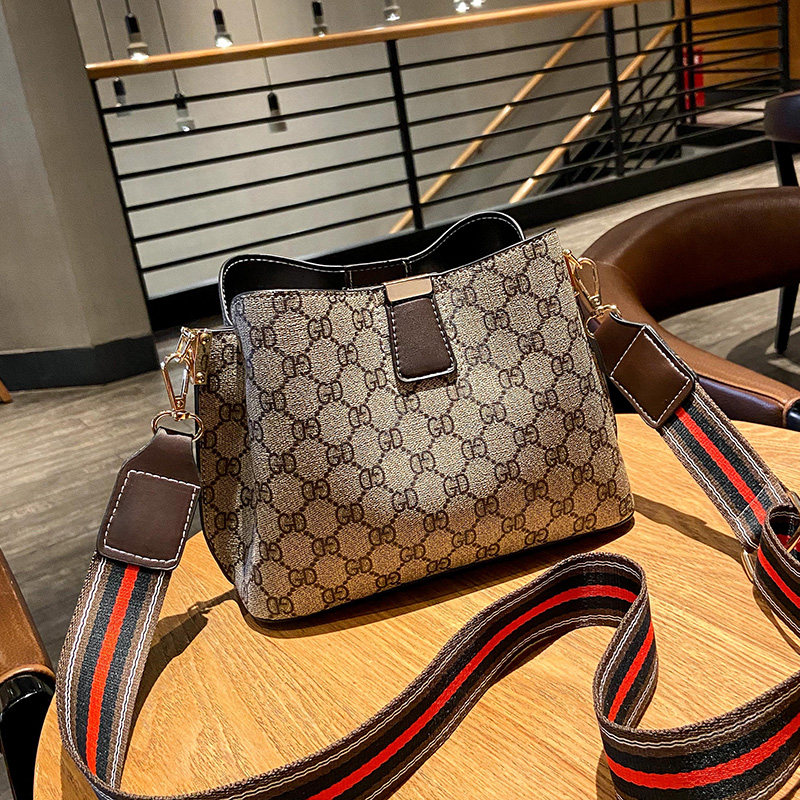 质感小包包女士2020新款潮大容量宽带百搭ins时尚单肩斜挎水桶包