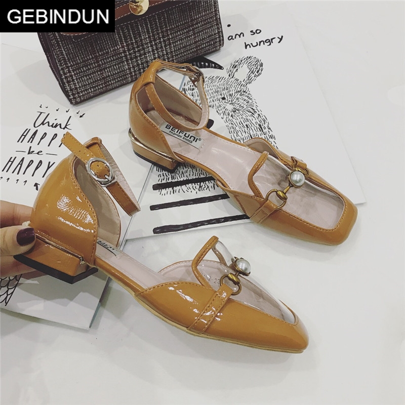 GEBINDU轻奢英伦风复古方头方根中空凉鞋女一字扣透明面金属扣凉