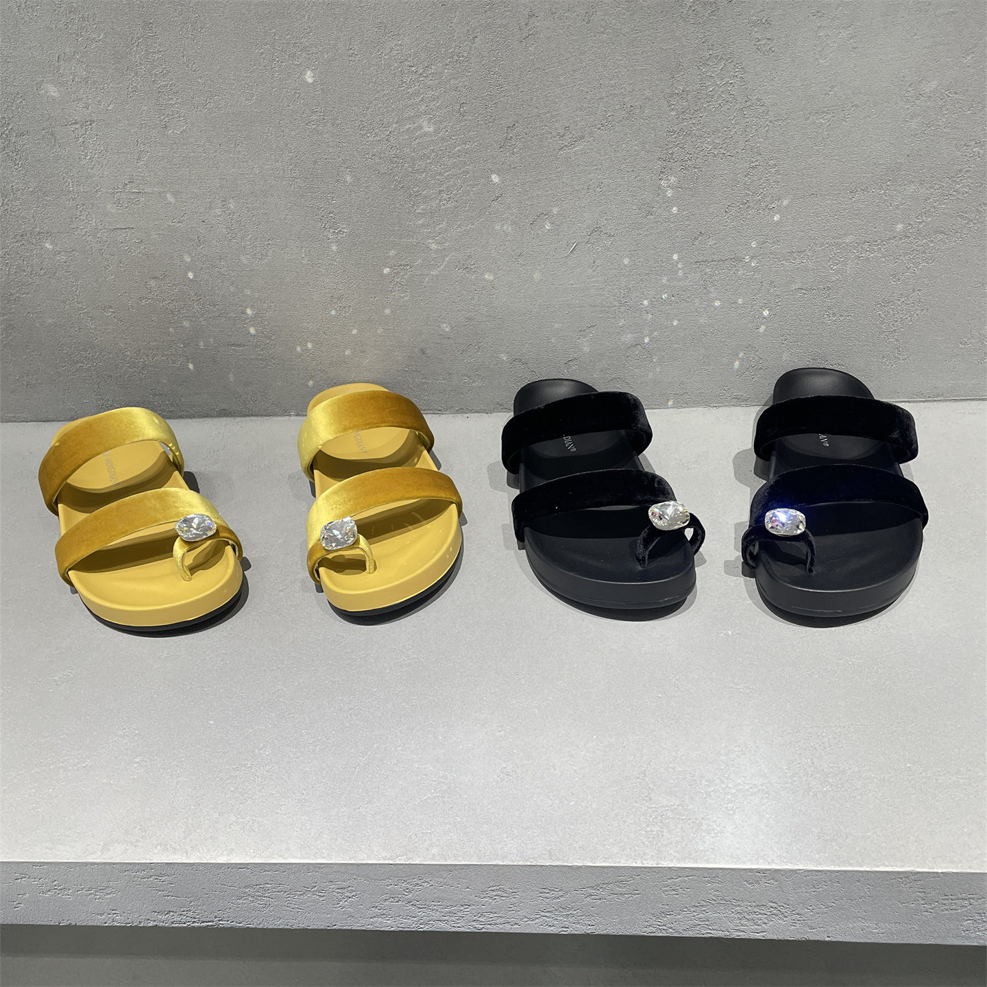 欧洲站真皮女鞋2026夏款时尚百搭欧式丝绒水钻夹趾一字型平底拖鞋