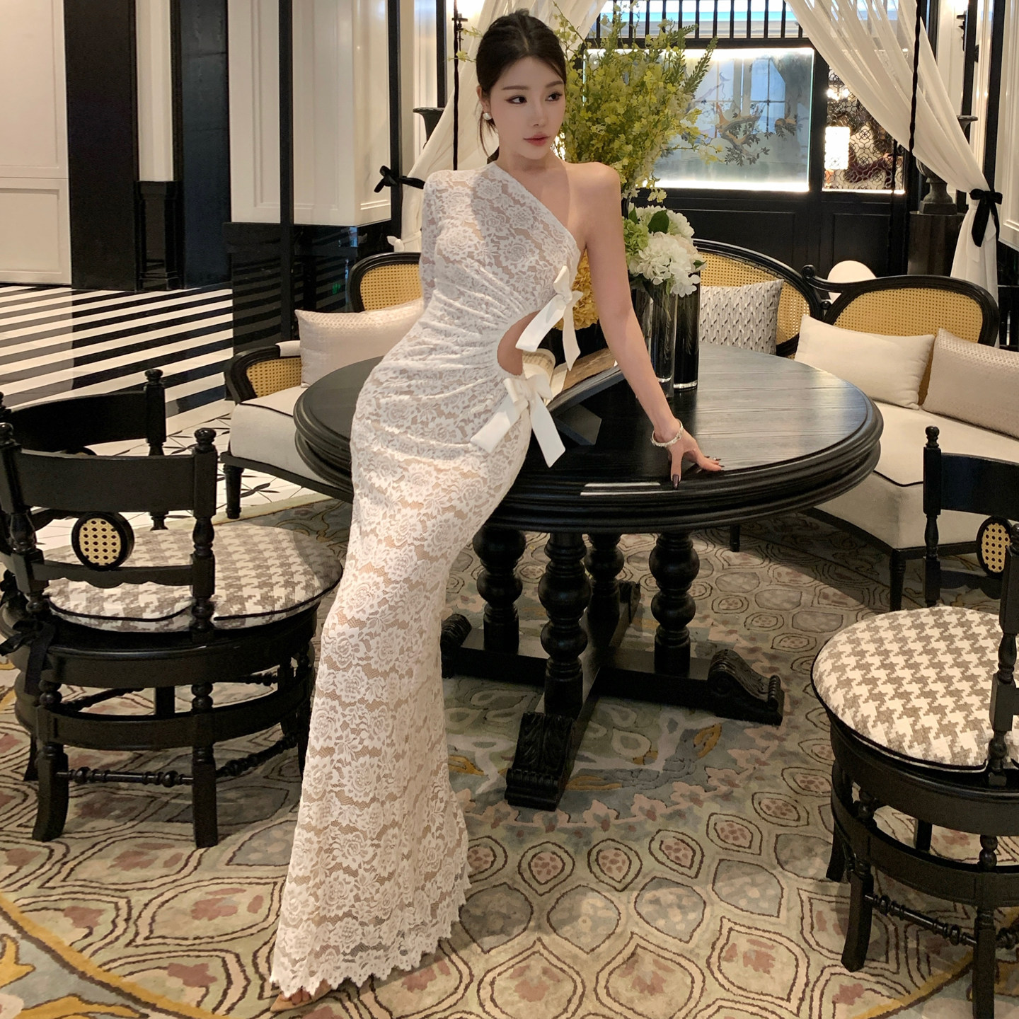 法式设计感斜肩蝴蝶结镂空性感白色蕾丝连衣裙女秋冬修身礼服长裙