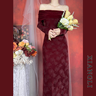 巷里法式 一字肩丝绒连衣裙女秋高级感气质红色敬酒服订婚礼服长裙