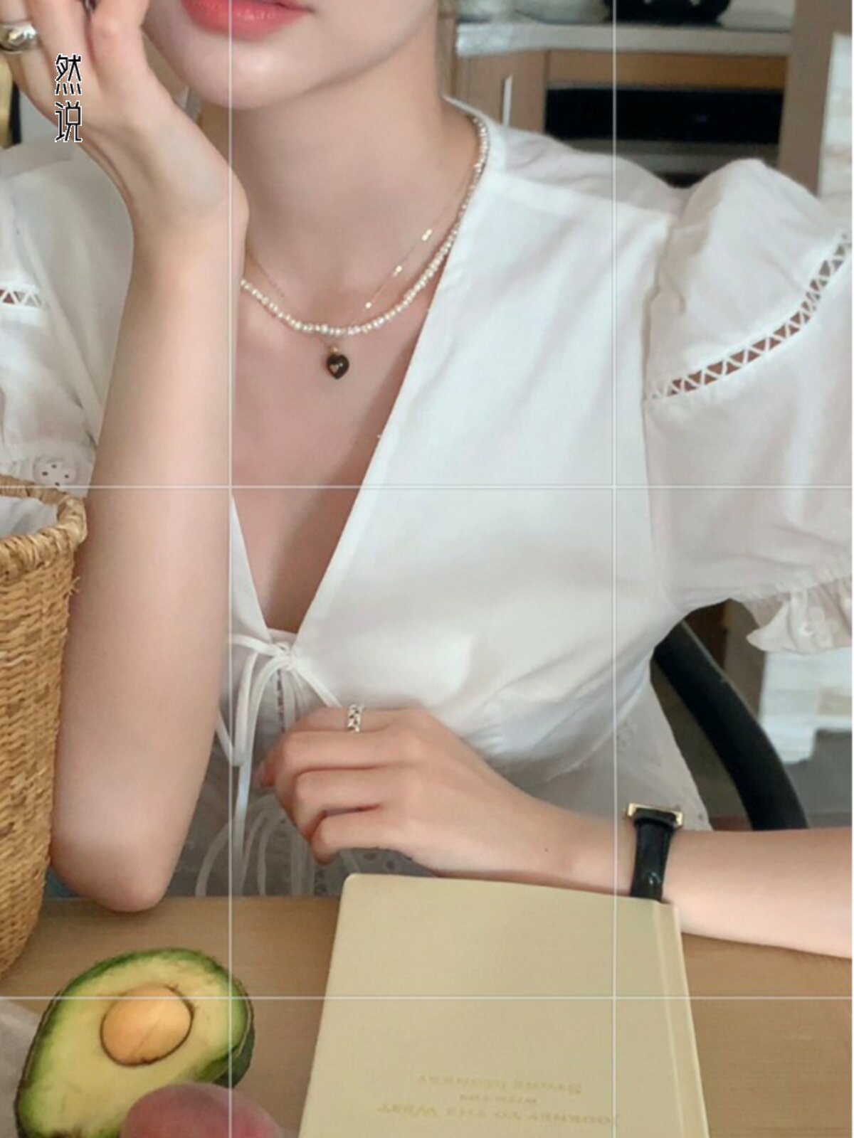 여성용 여름 V 넥 레이스 중공 레이스 퍼프 슬리브 탑을위한 한국의 세련된 세련된 흰색 짧은 셔츠