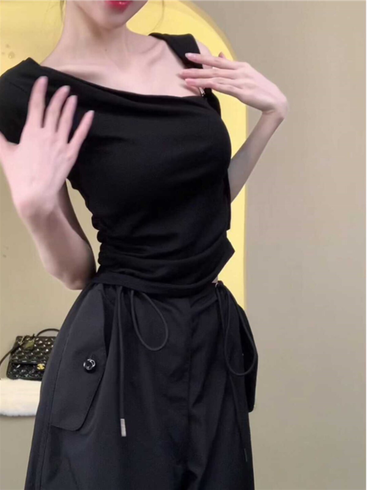 뜨거운 소녀 불규칙한 오프 어깨 반팔 티셔츠 여성용 2024 여름 새 스타일 슬리밍 짧은 스타일 독특한 세련된 탑