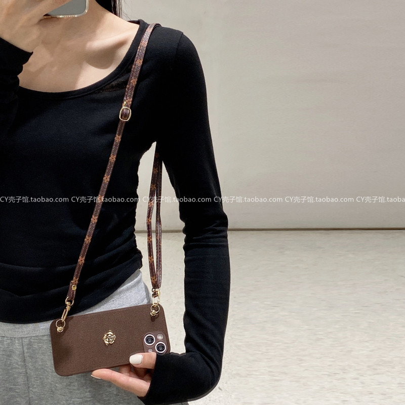 秋冬小众ins高级感山茶花斜挎手机壳皮质适用iPhone17ProMax苹果16pro新款15promax背带挂绳14防摔保护套13女